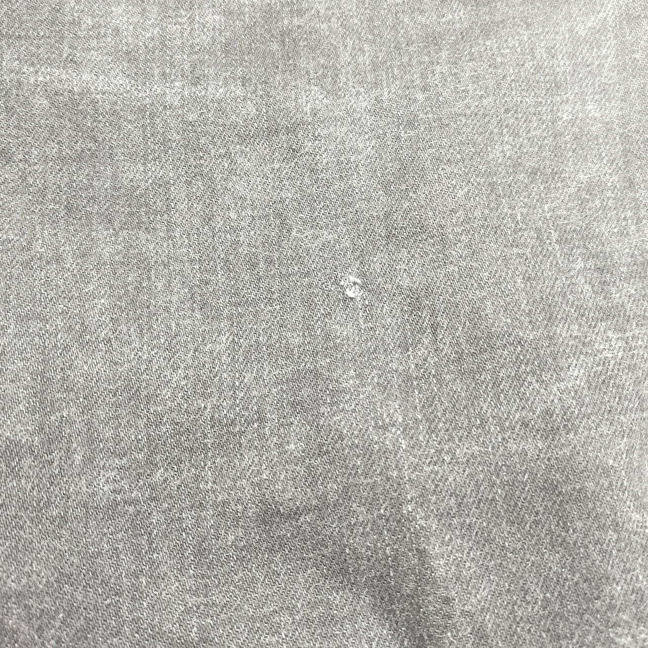 左脚太ももにほつれあります