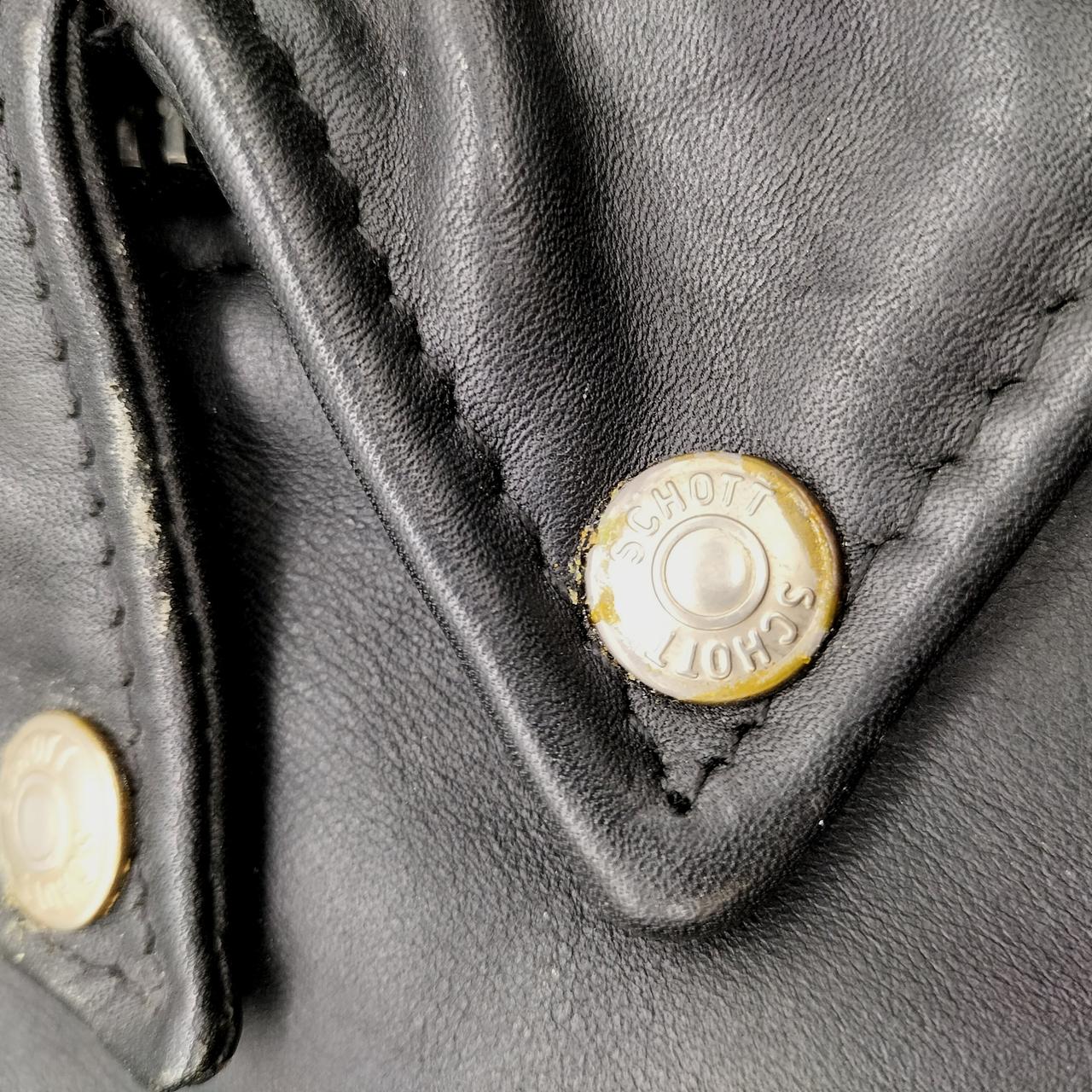 首元のボタンに変色あります