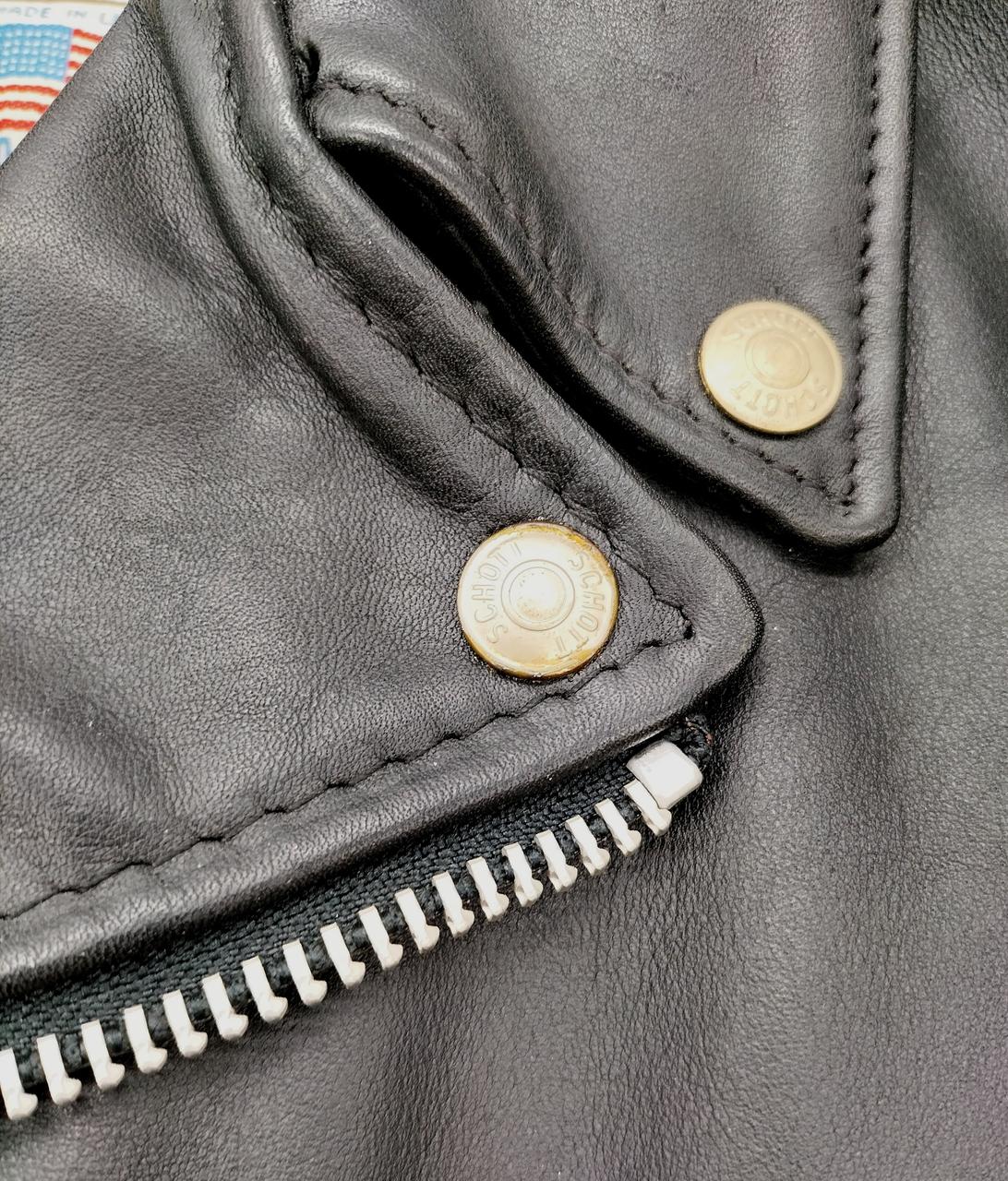 首元のボタンに変色あります