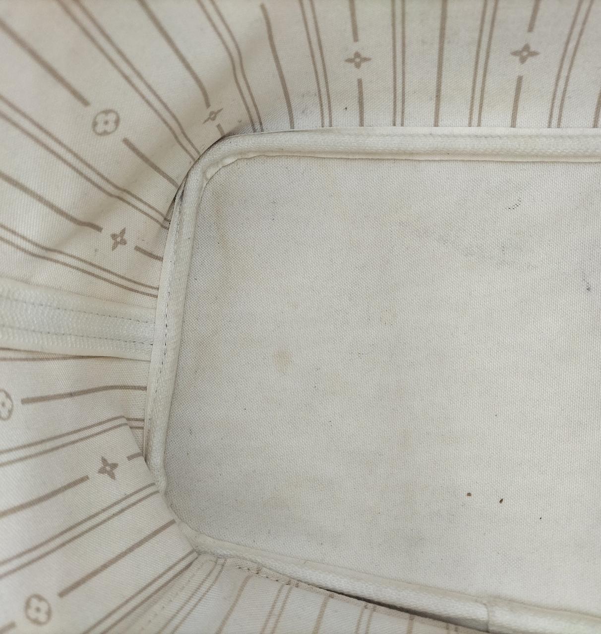 内部にシミ汚れあります