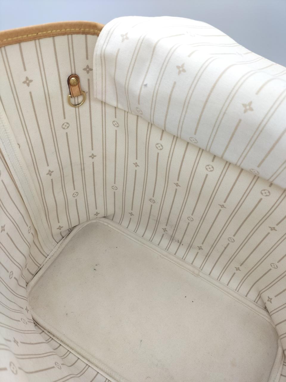 内部にシミ汚れあります