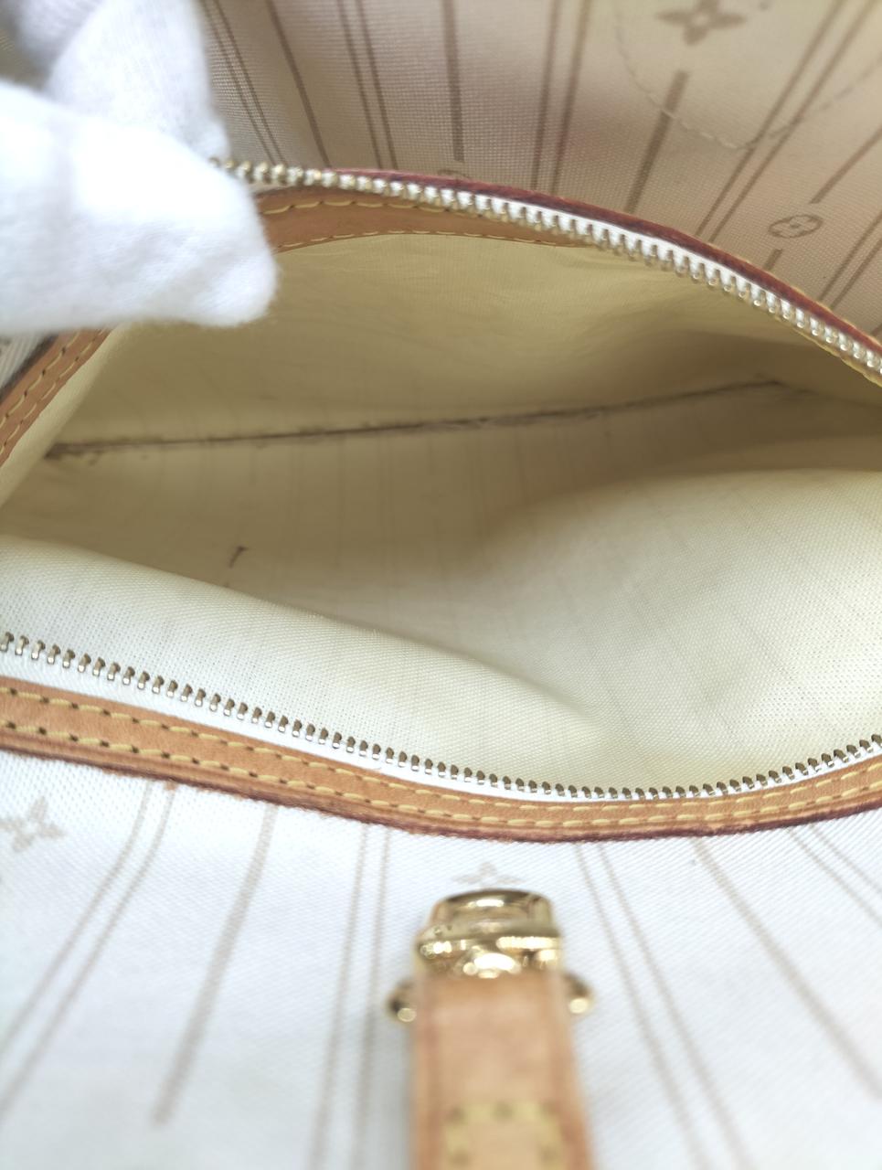 フリーポケット内部にシミ汚れあります