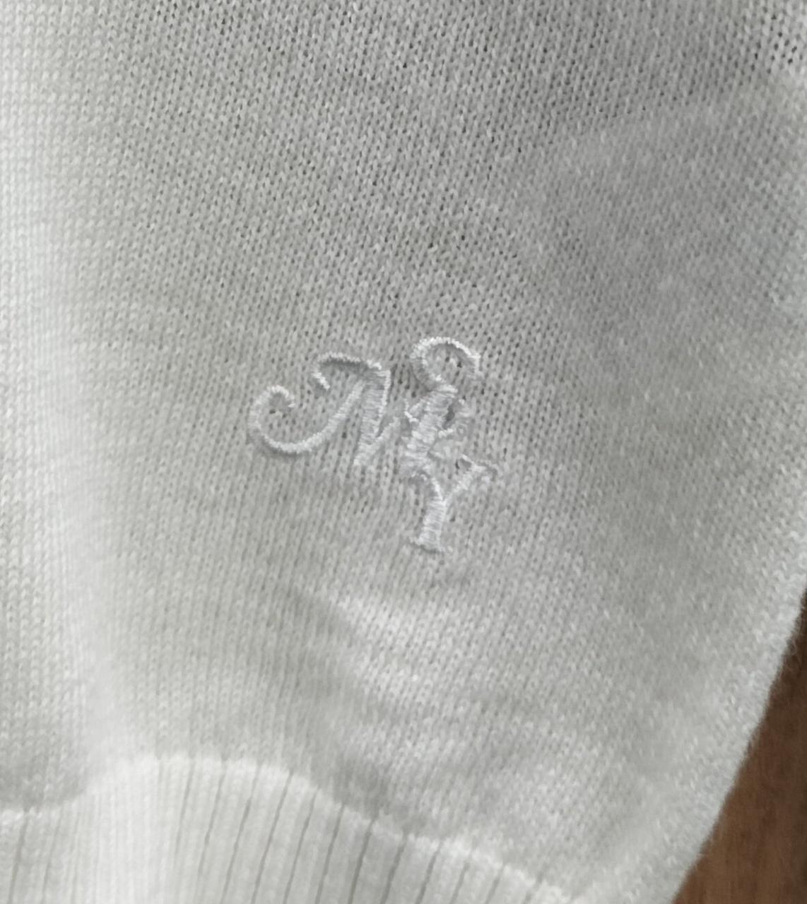 前側　左下にロゴあり