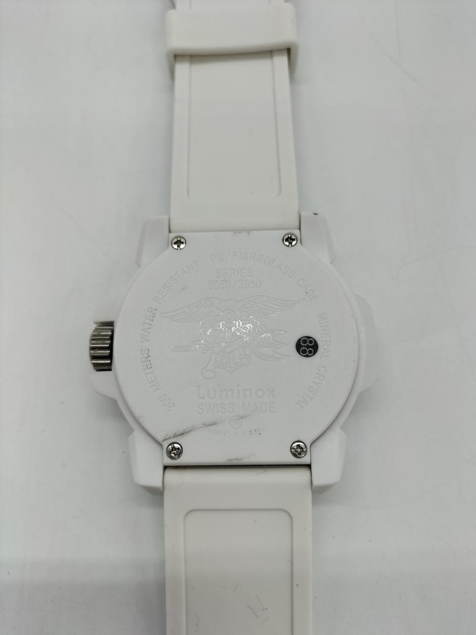 裏蓋に汚れあります