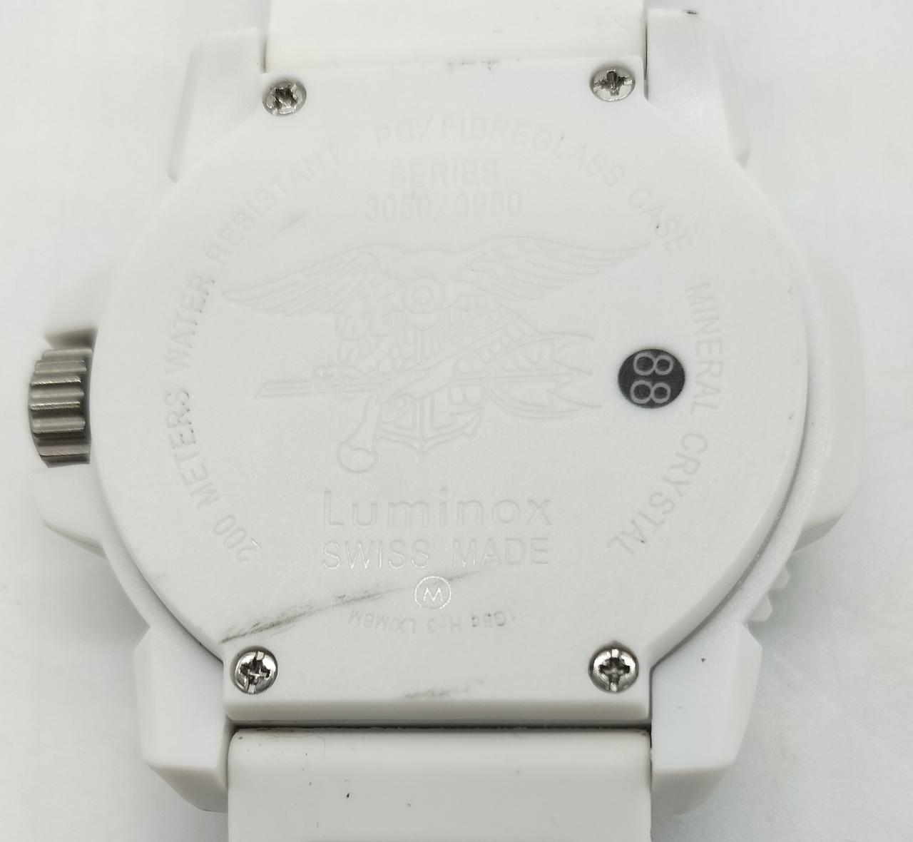 裏蓋右下のネジ穴が潰れています