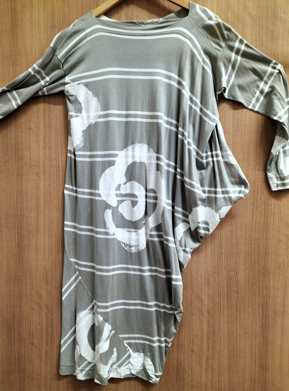 アシンメトリーなデザインです(表側)