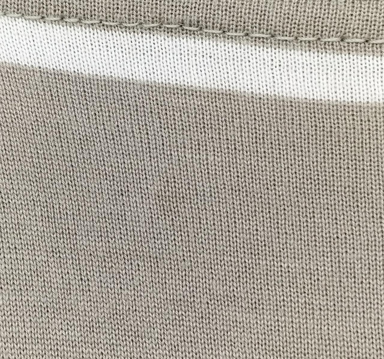 襟元付近に薄いシミあります