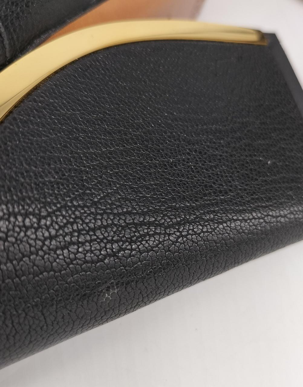 白い汚れがポツポツと点在してます