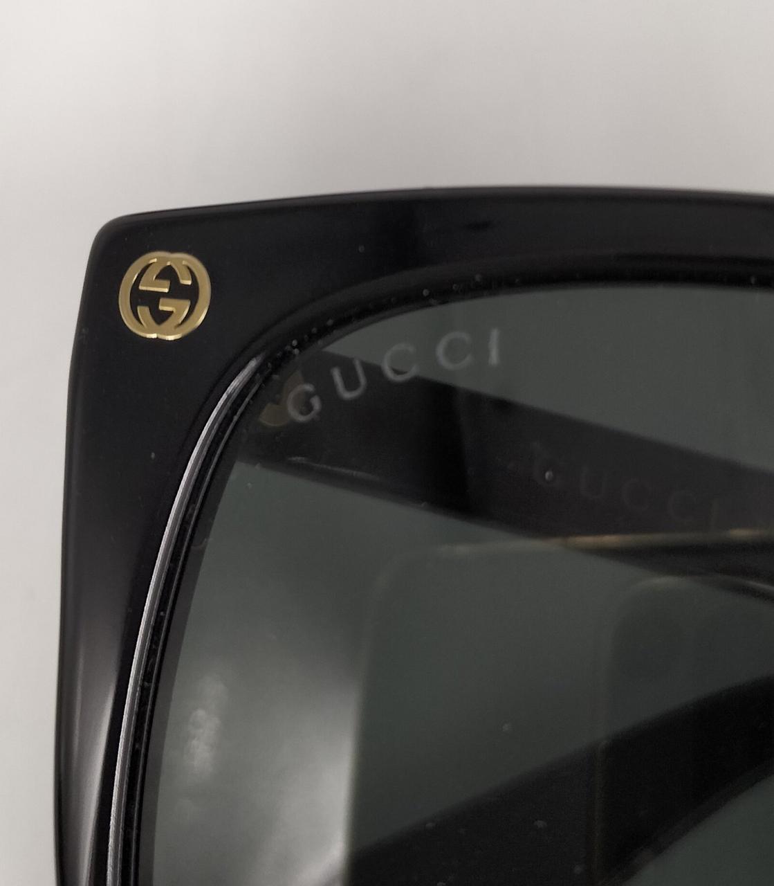 右レンズにロゴマーク