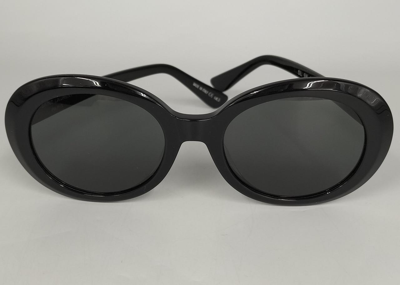 左レンズにキズあります