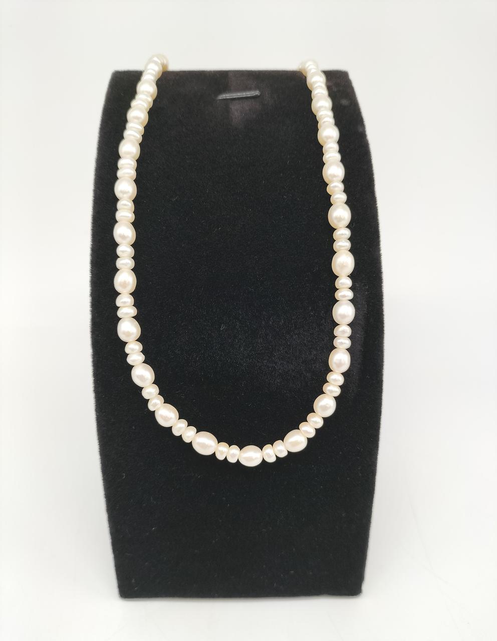 石の種類は不明です。