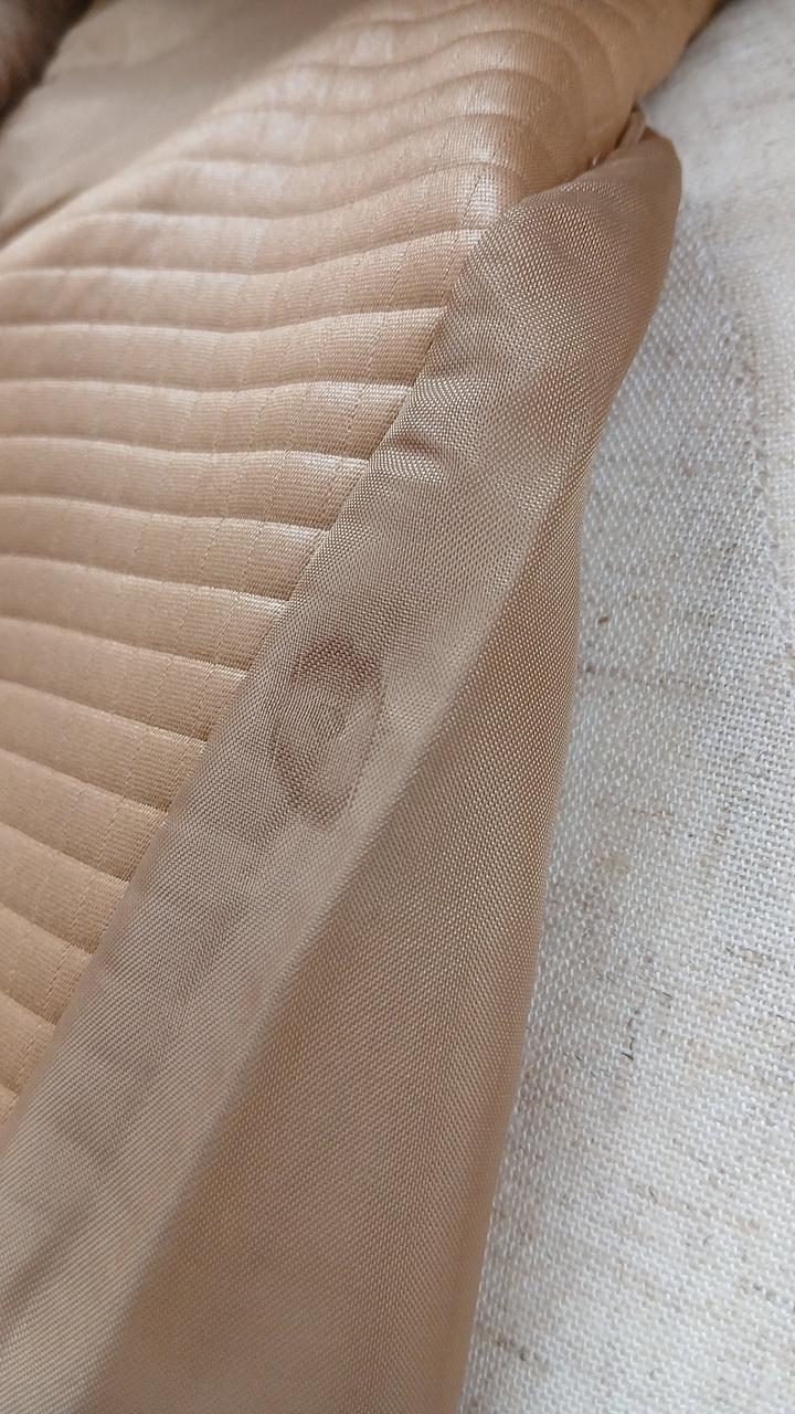 1cmくらいの薄いシミがあります。