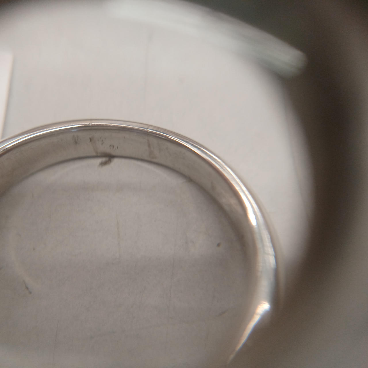 内側にやや傷、汚れがあります。