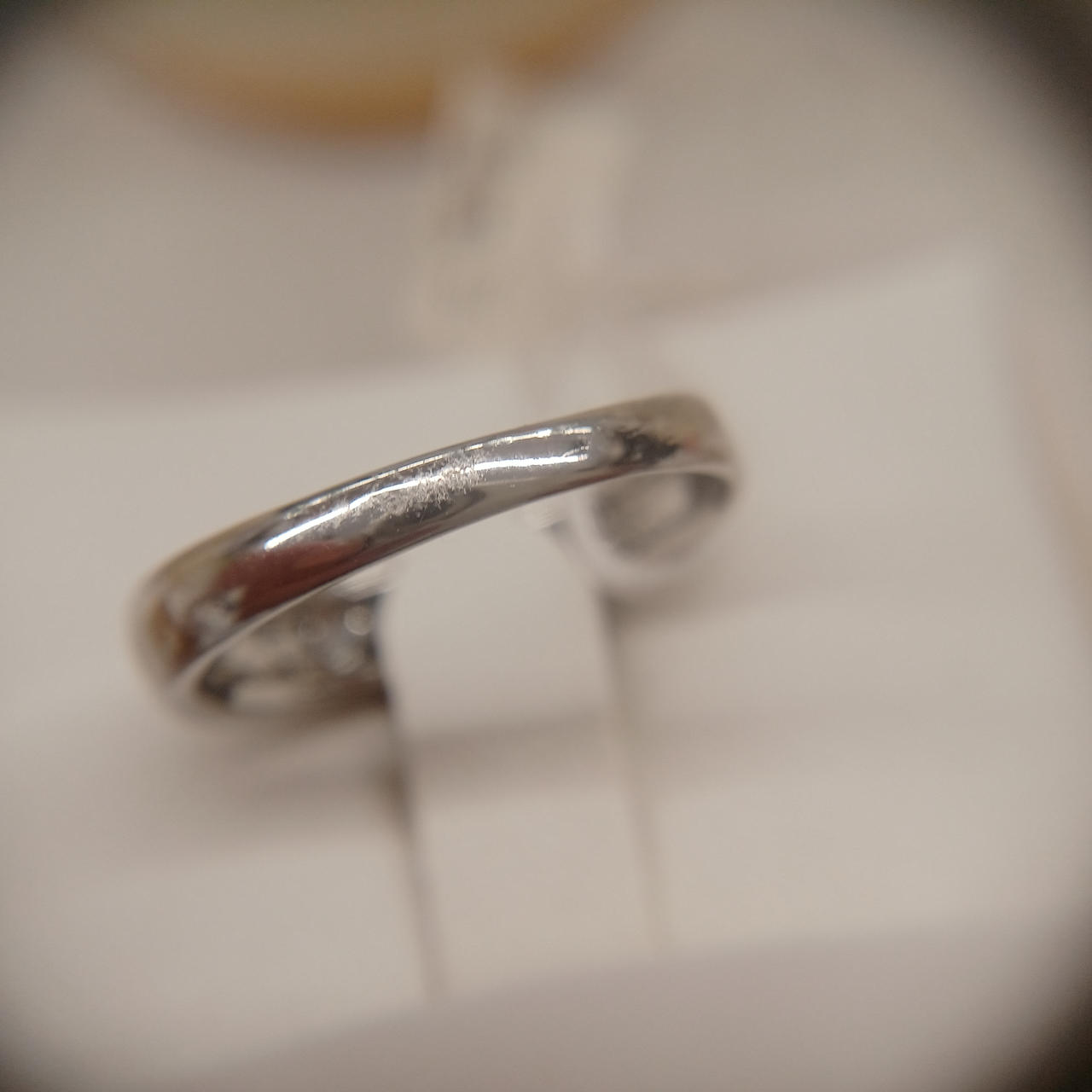 外側に傷があります。