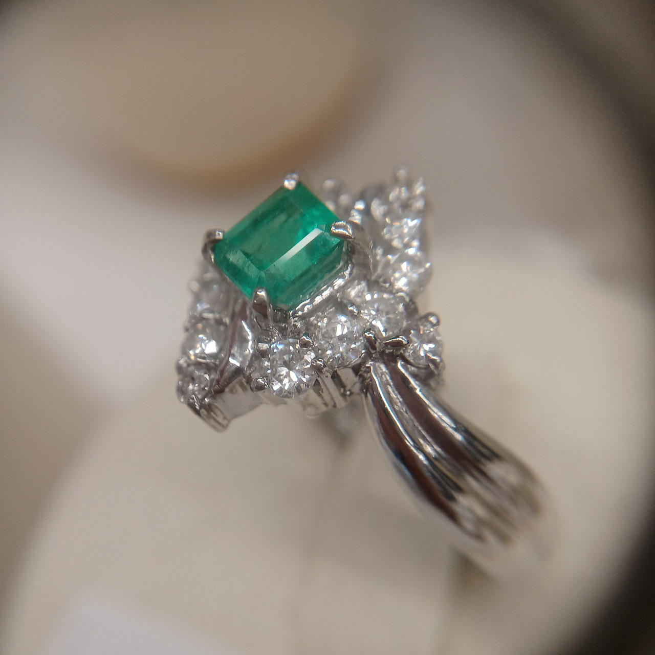 エメラルドにやや傷があります。