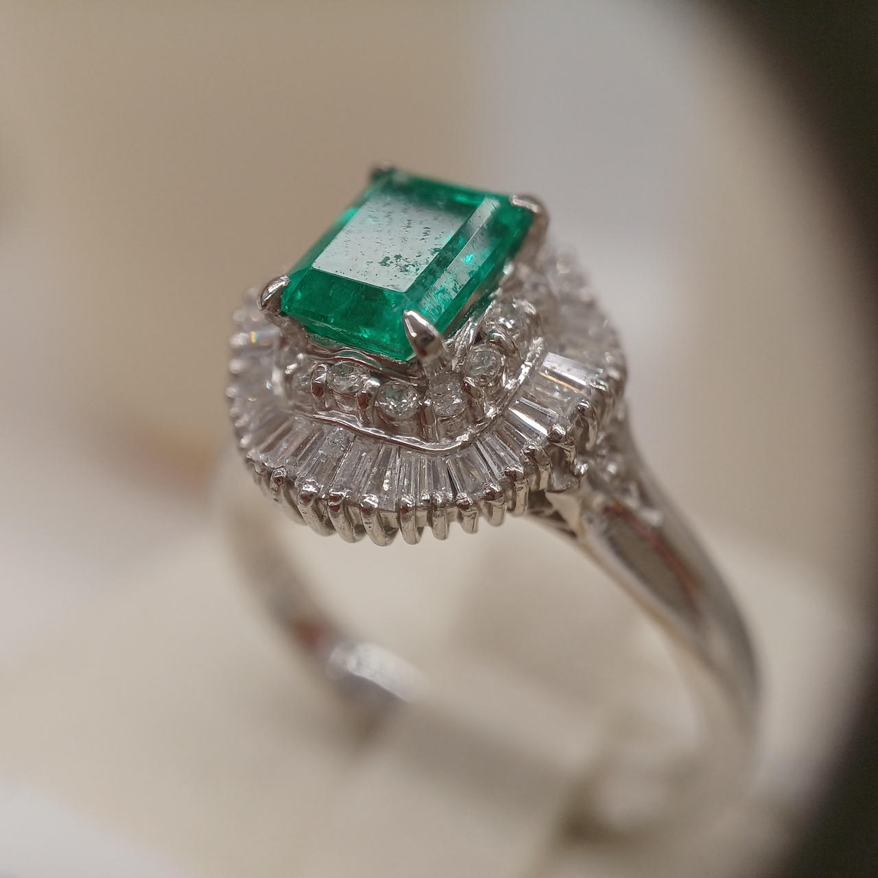 エメラルドにやや傷があります。