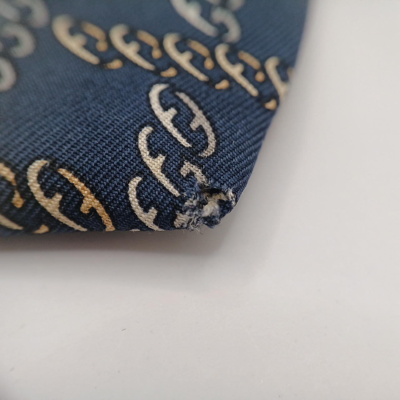 先端に4ミリほどの穴が空いています。