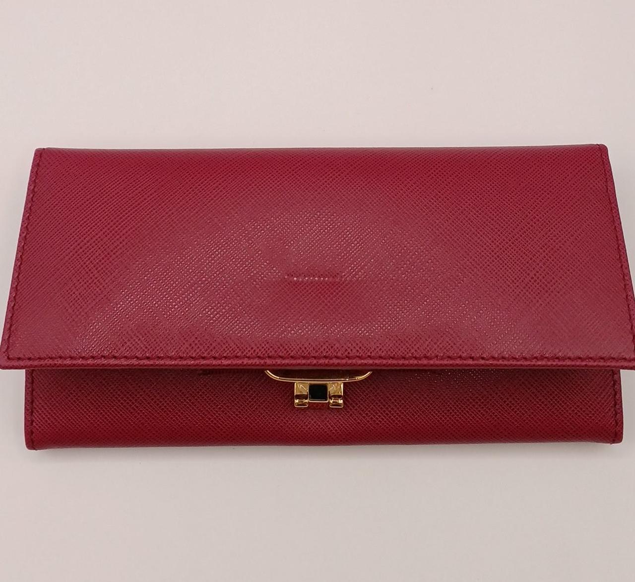 財布を閉める時の金具の跡あります