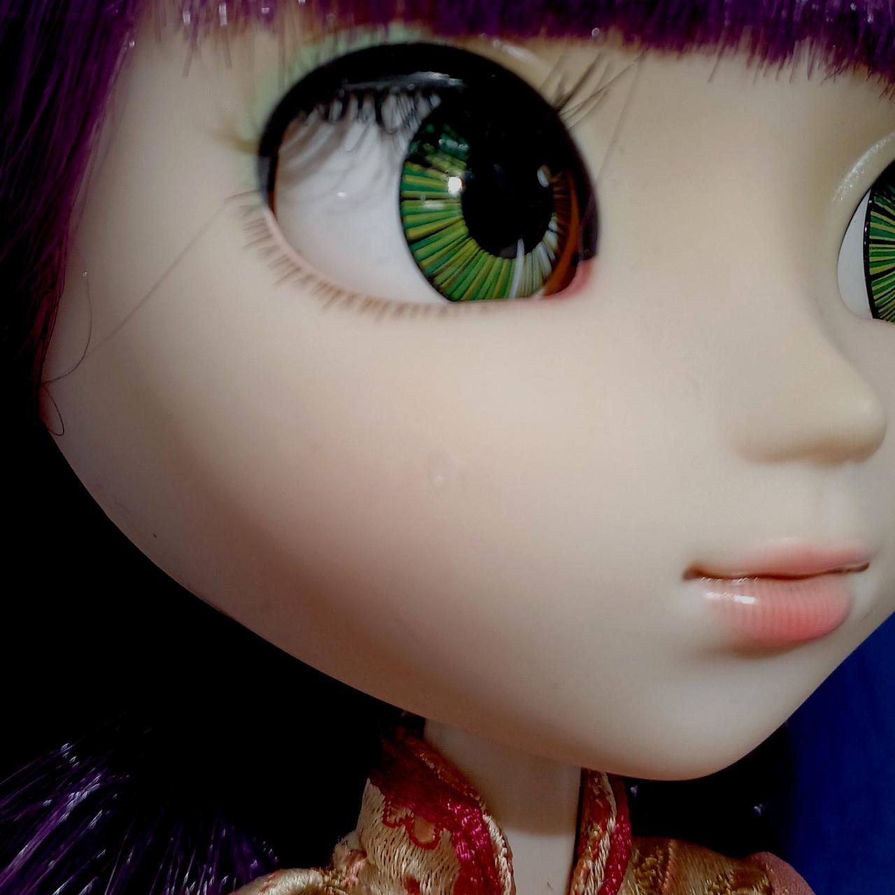 目元付近に小さな剥がれの様な傷あります。