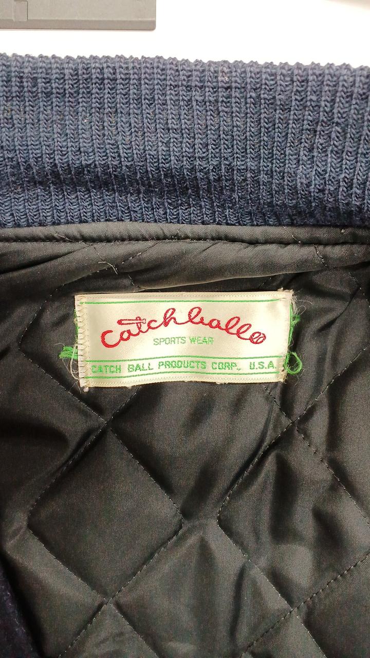 タグの縫い付けほつれあり