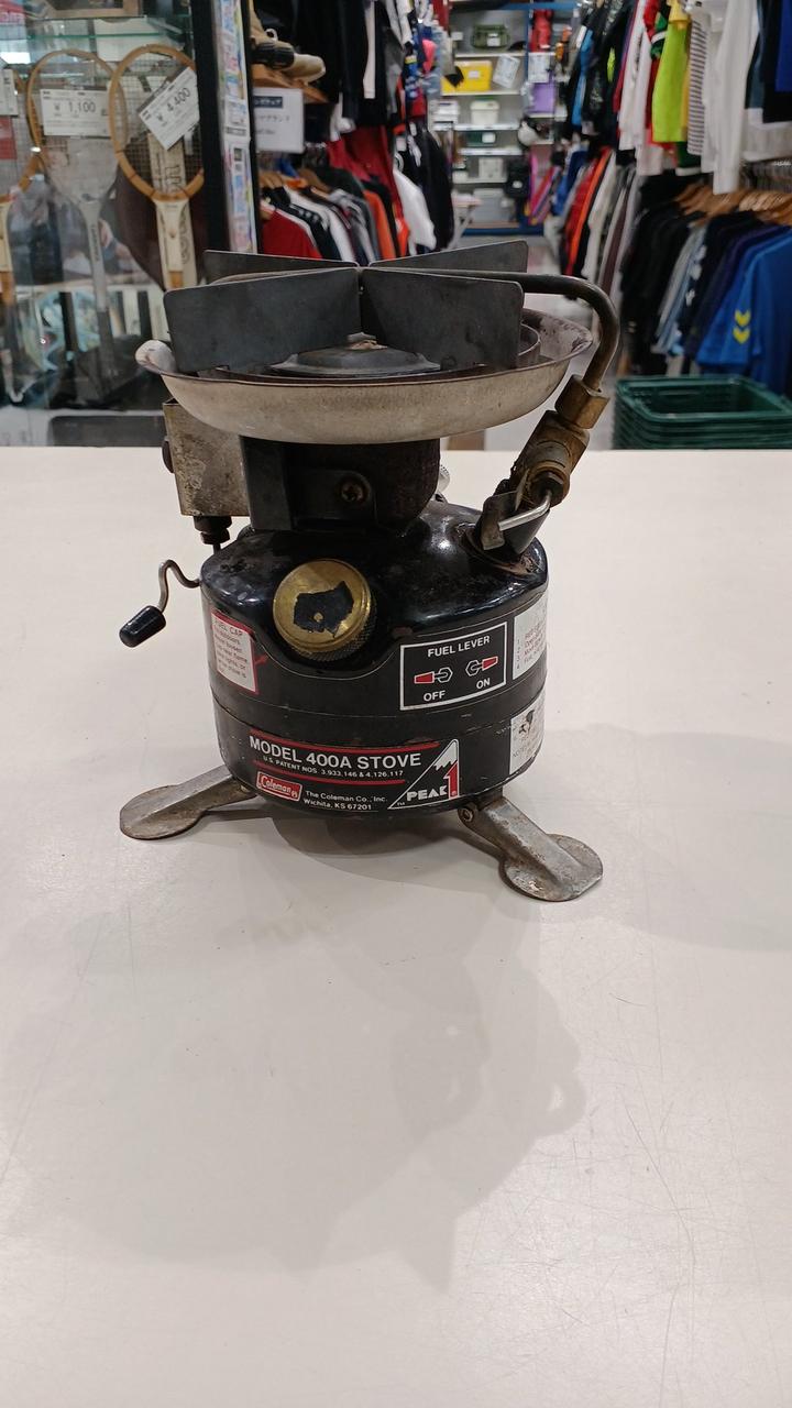 わずかに傾いています。