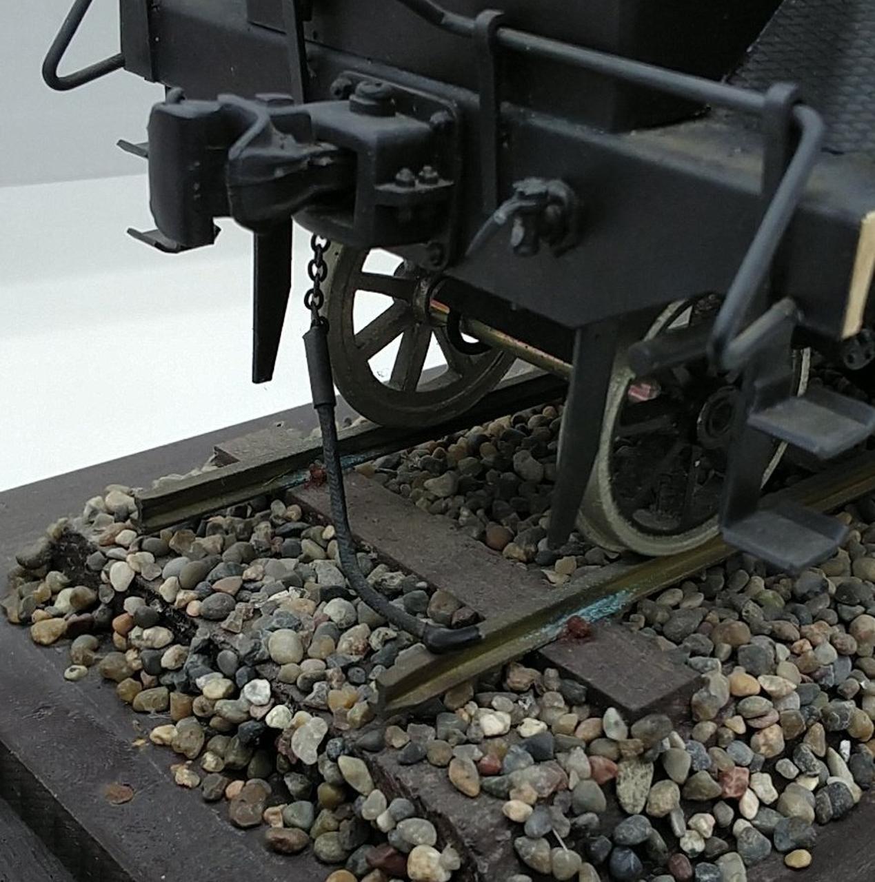 車両前部分に破損、線路にサビ