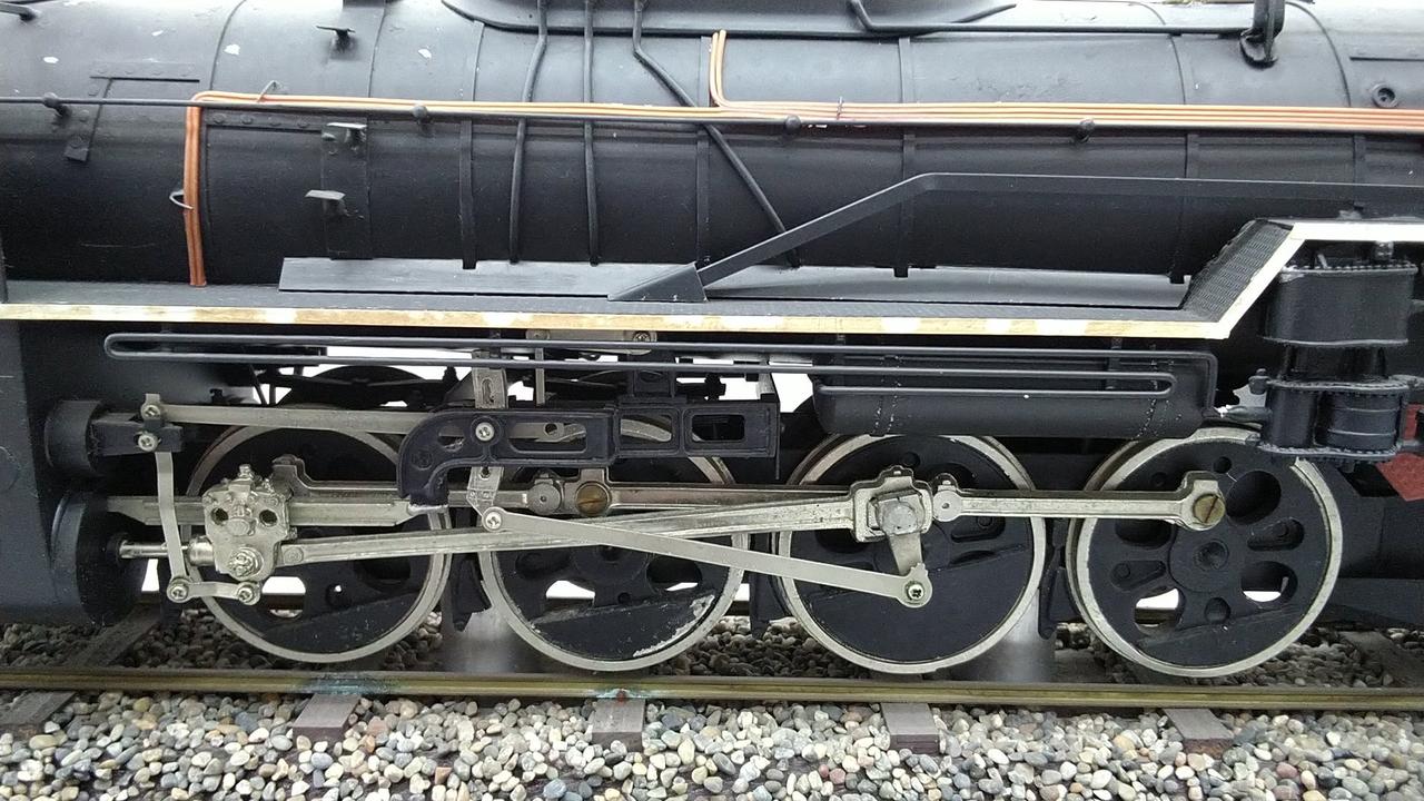 車両側面にシミ、線路にサビ