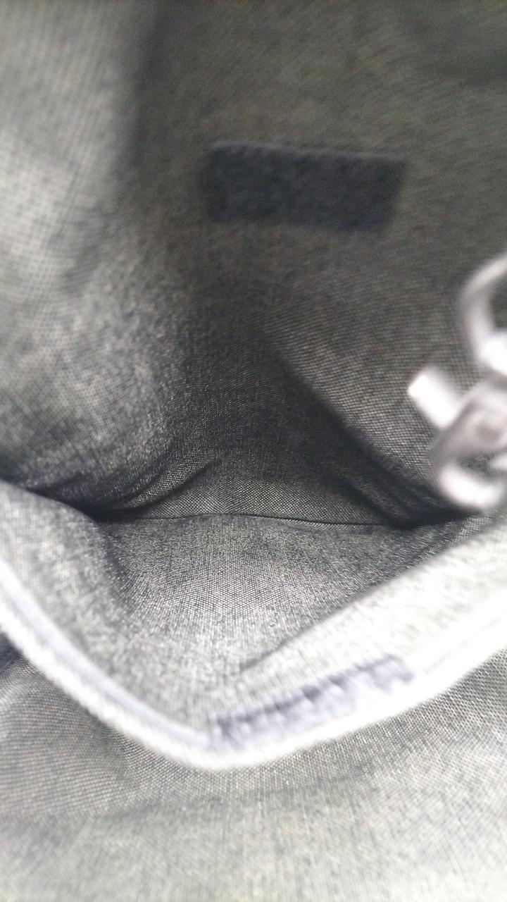 内側のポケットの中です