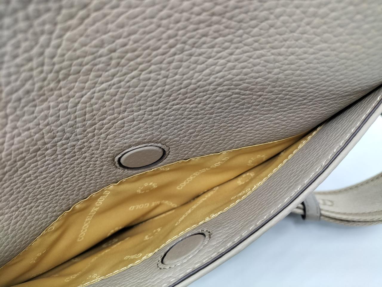 背面側ポケットはマグネット式です