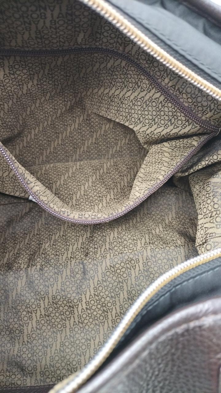 ファスナー付きポケットの内側です