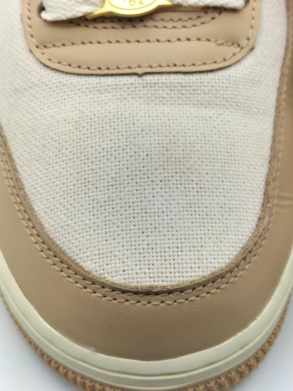 右足のつま先部分が少し変色してます