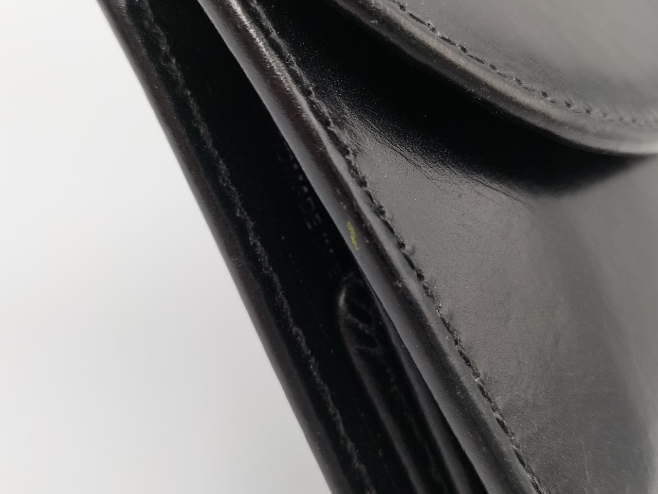 黄色い汚れがついています