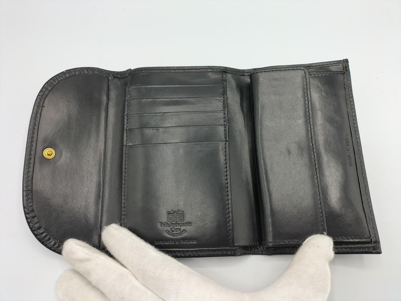 カード入れ部分目立つ汚れがあります。