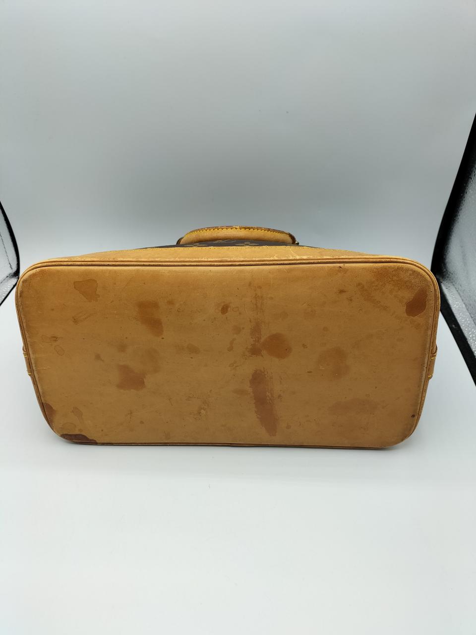 シミや汚れあり