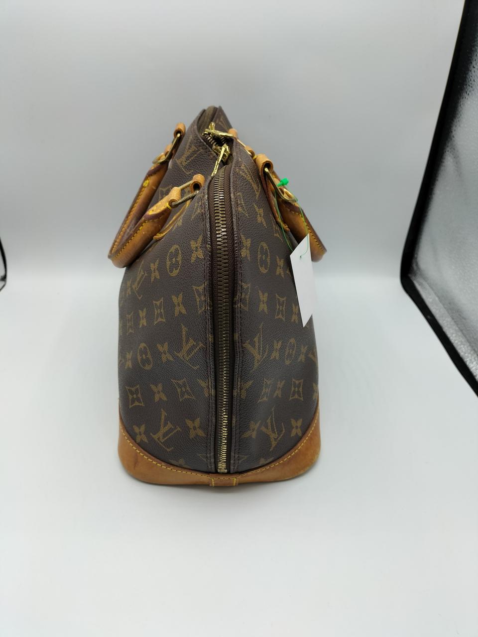 ファスナーの金属部分は変色あり