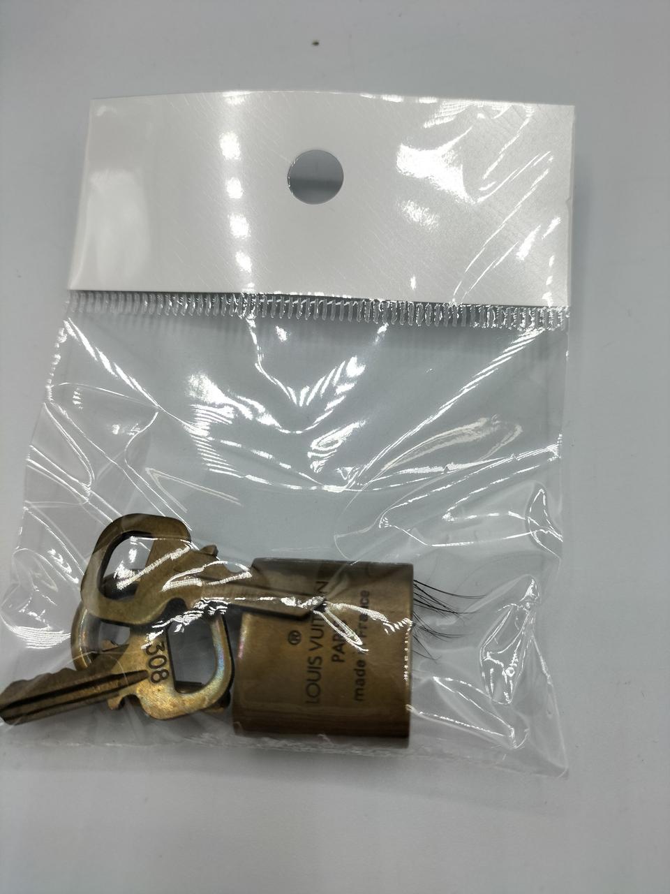 南京錠や鍵は刻印あり