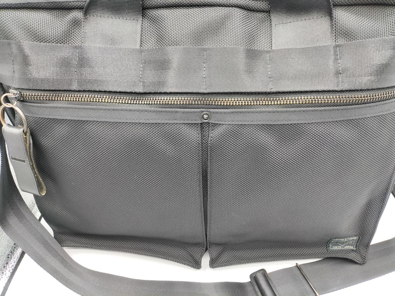 ファスナー付きポケット
中は二分割