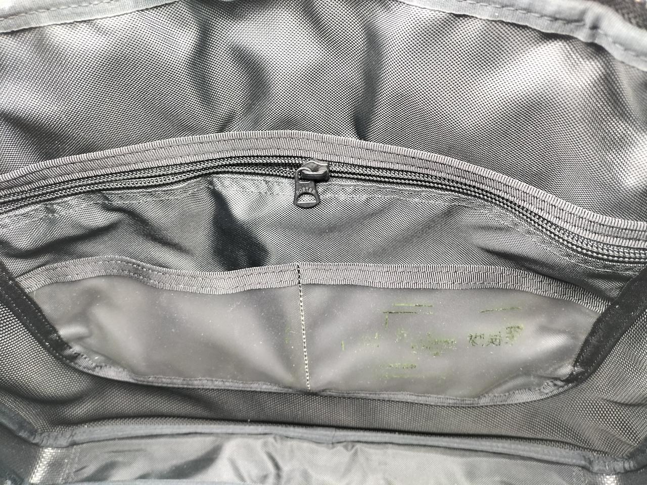 奥からマジックテープ付き
ファスナー付き