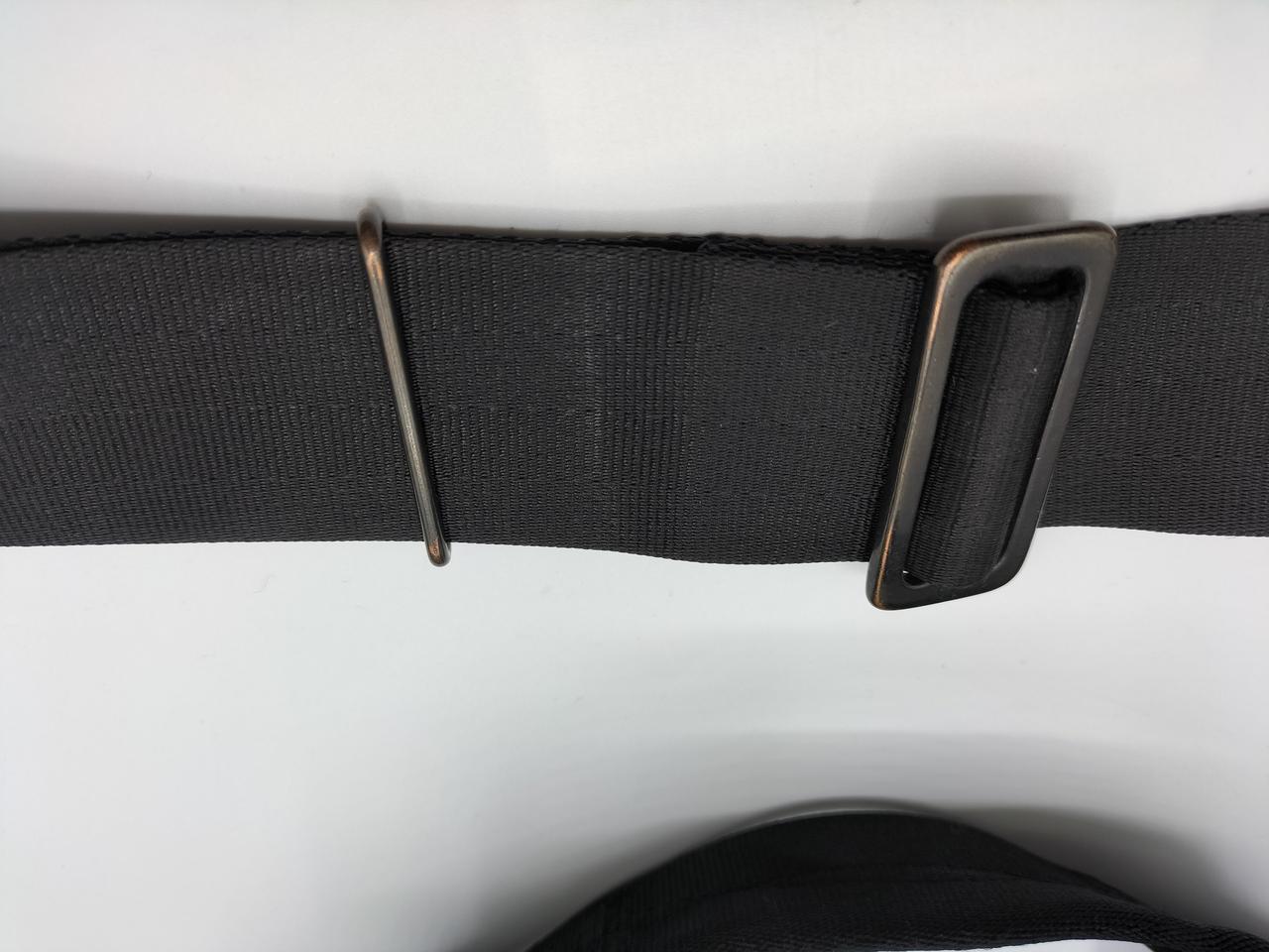 横にある金属あとあります