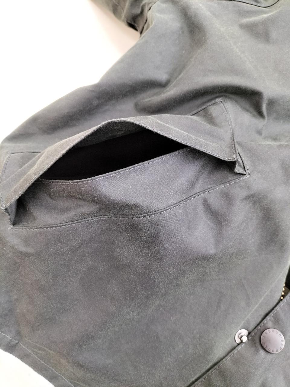 ポケット、深さ約20cm
両脇にあり