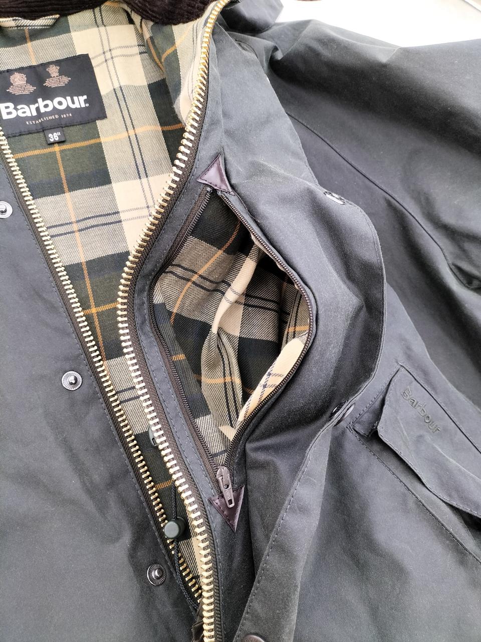 左胸ポケット、深さ約20cm