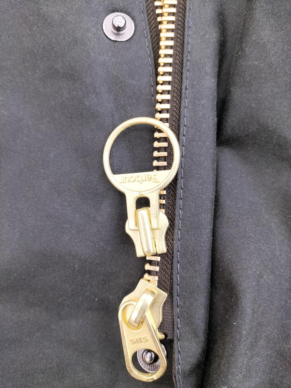 チャックは噛む事なくスムーズに開閉可能