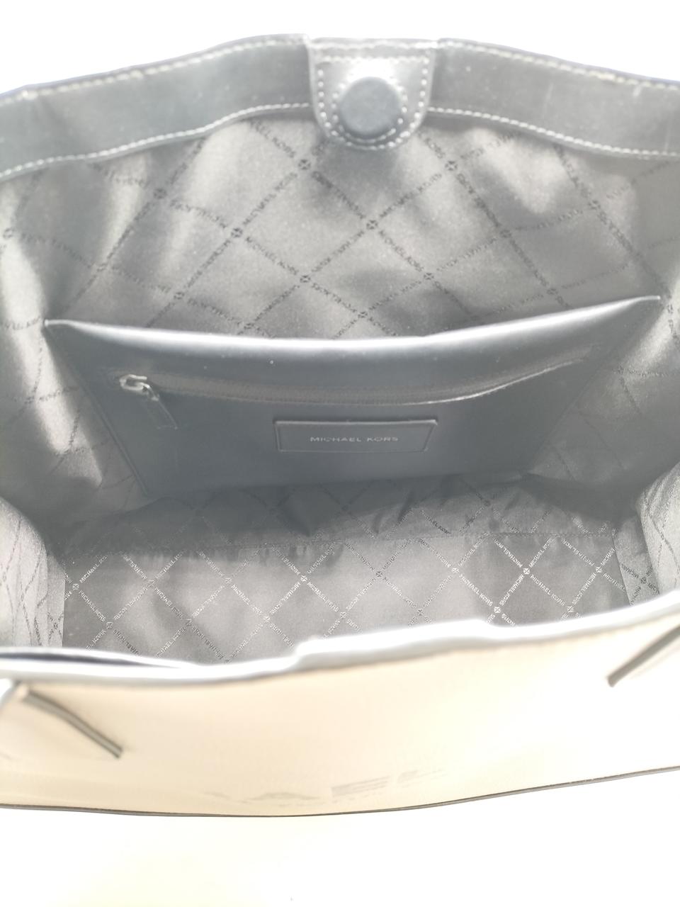 チャック付収納部あり