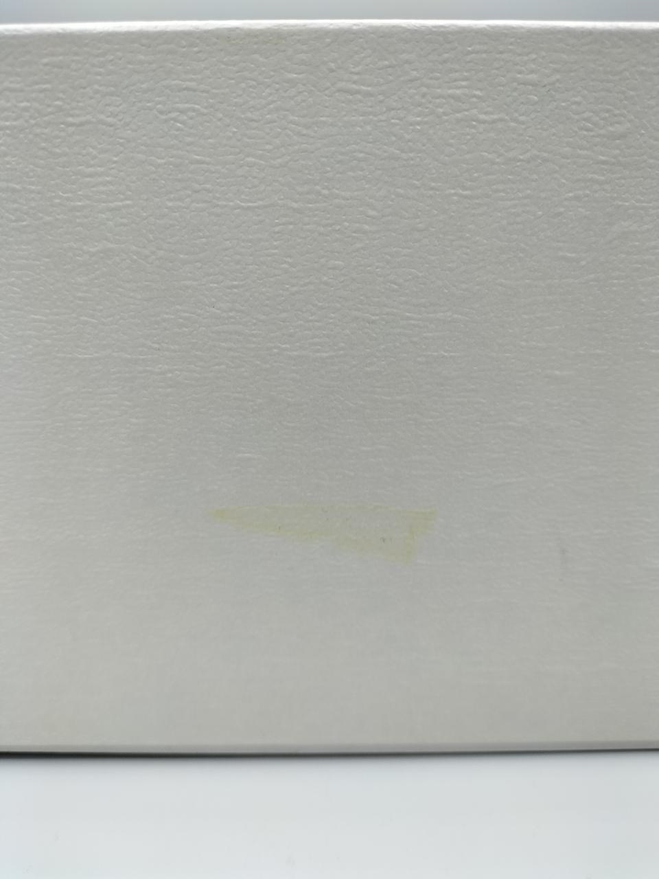 両面にセロハンテープの跡があります。