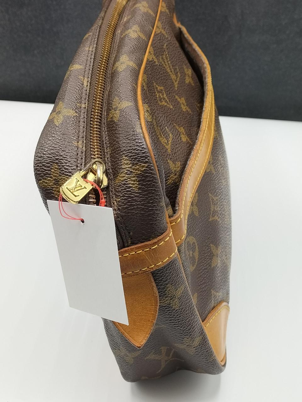 ファスナーは刻印あり