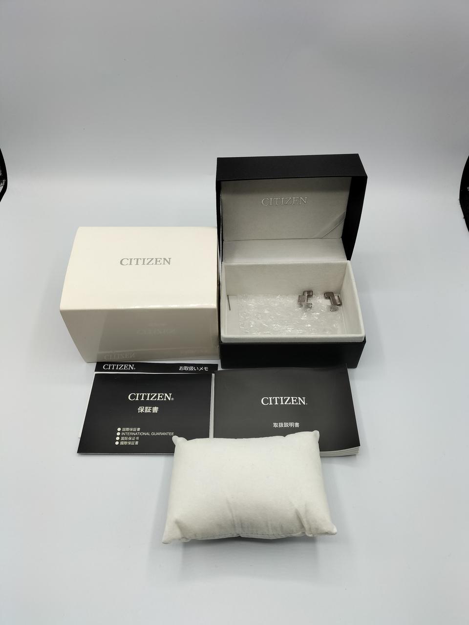 箱の中身です。
保証書、取扱説明書付き。