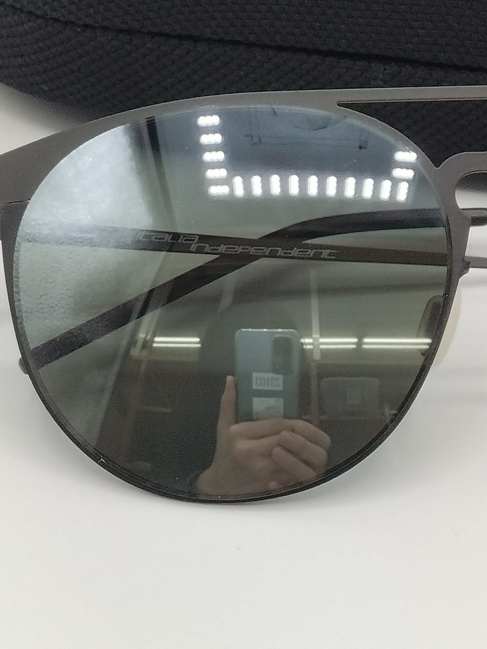 右レンズ下キズあり