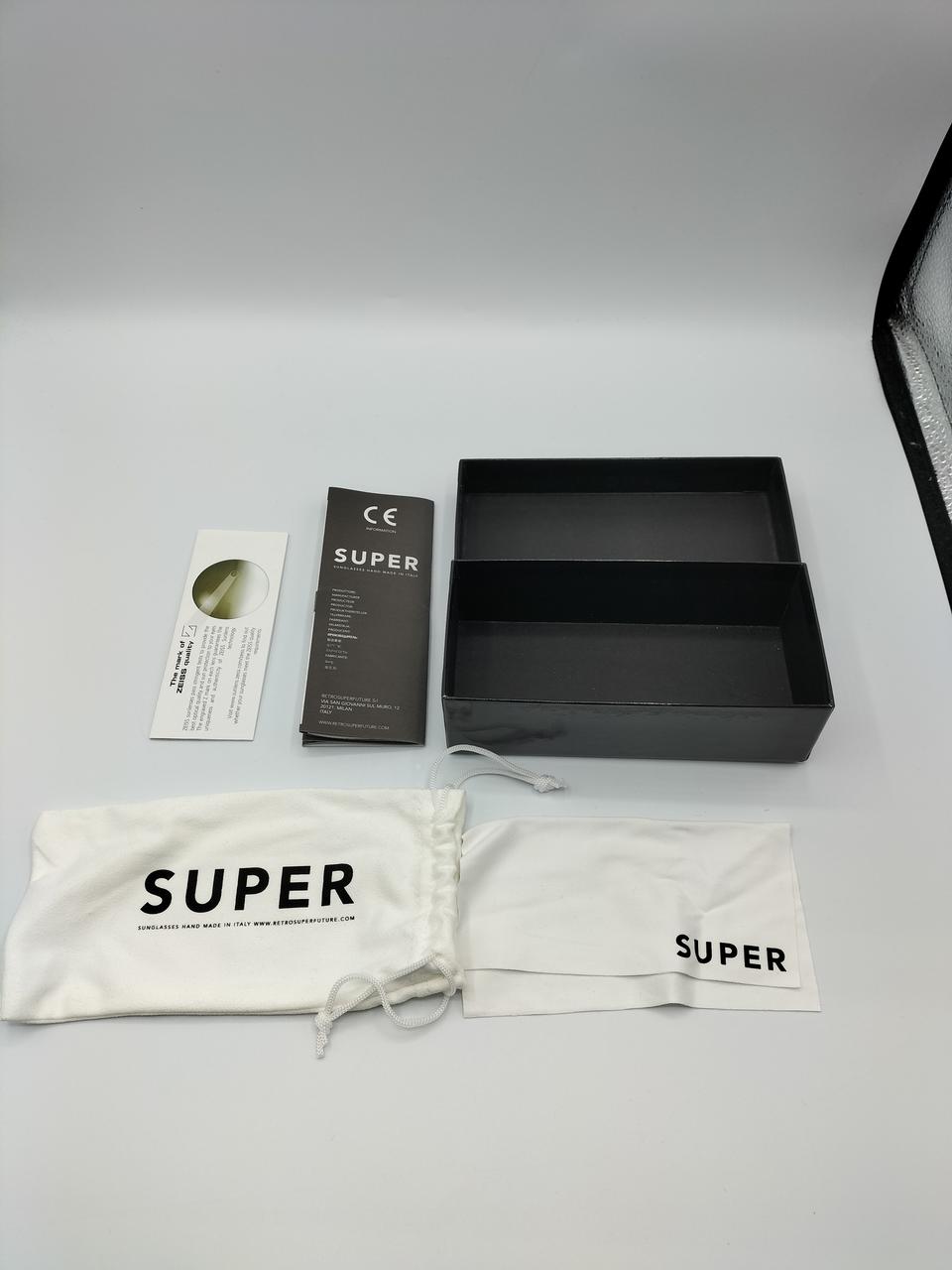 箱の中身は、保護袋、取扱説明書等あり