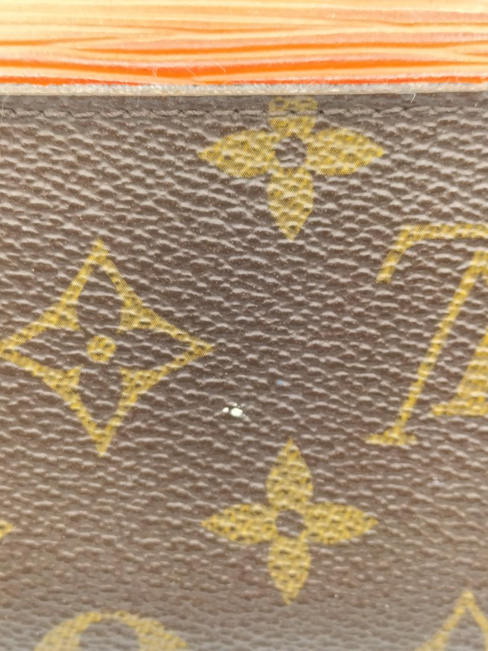 裏側白い点の汚れがあります