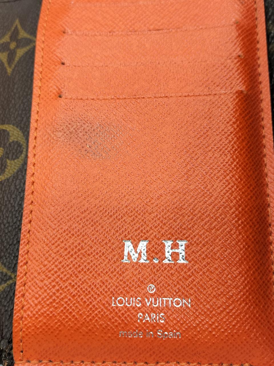 イニシャルの印字、黒い汚れがあります